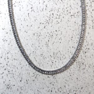 Radiant line necklace1
